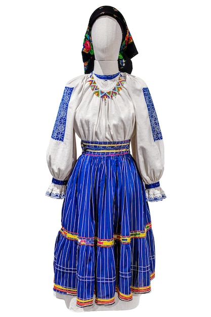 Abbigliamento tradizionale nazionale ucraino ricamato isolato su sfondo bianco
