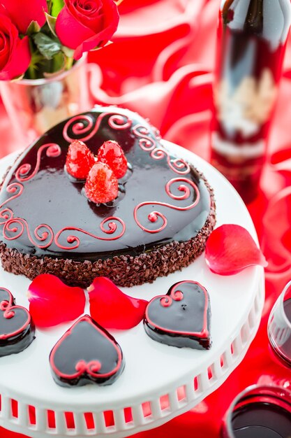 Abbinamenti vino e birra al cioccolato. Torta senza farina Raspbeverly con vino Zinfandel per San Valentino.