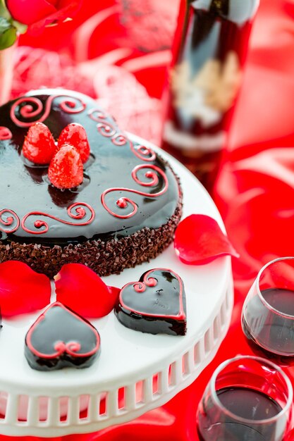 Abbinamenti vino e birra al cioccolato. Torta senza farina Raspbeverly con vino Zinfandel per San Valentino.