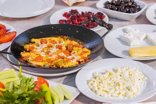 Abbondante e ricca colazione turca su un tavolo nel ristorante