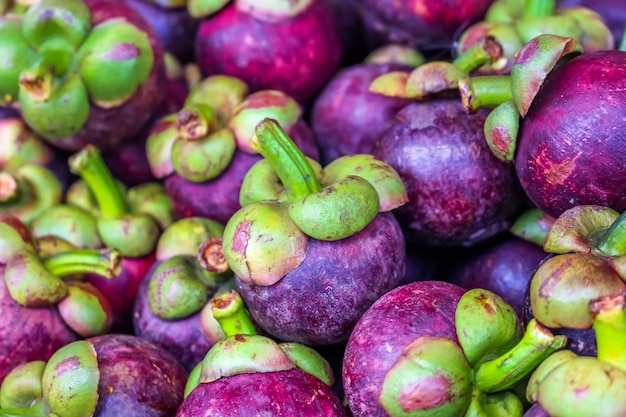 Abbondanza di regina della frutta, mangota al mercato della frutta