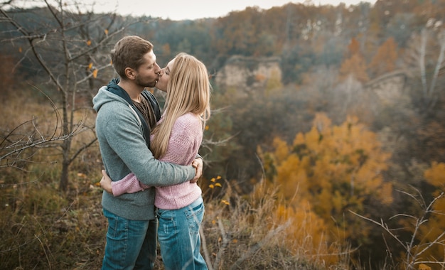 Abbracci E Baci Di Coppia In Amore All'aperto