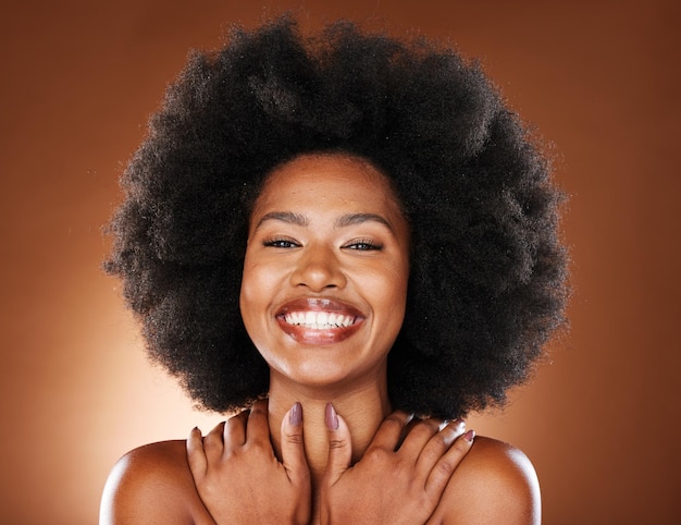 Abbraccia il trucco e la donna nera con amore per se stessi felice e sorridi per la bellezza su uno sfondo marrone da studio Cosmetologia per la cura della pelle e ritratto del viso di un modello africano con un abbraccio per la cura del corpo