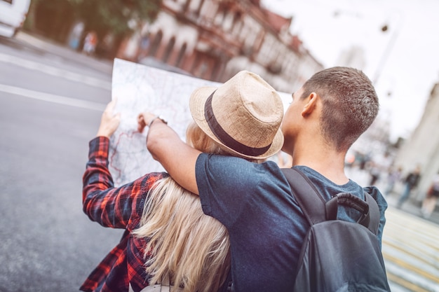 Abbracciando le coppie con la mappa sulla strada