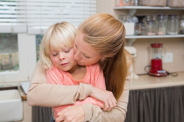 Abbracciare carino figlia e madre