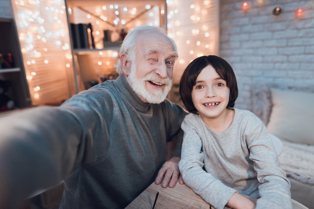 Abbracciare Nonno e Nipote Fare Selfie