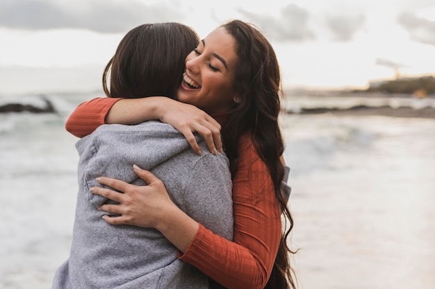 Abbraccio di giovani donne