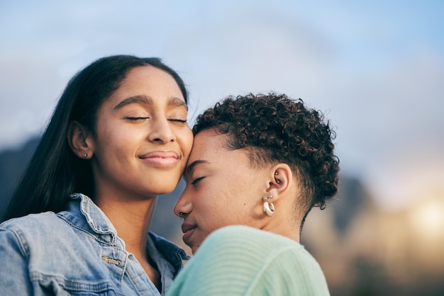 Abbraccio felice e coppia queer con amore cura e felicità con matrimonio tramonto e relazione Lgbtq donne o donne in vacanza sorriso e tempo di qualità con libertà e romanticismo con gioia