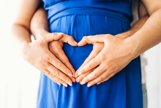 Abbraccio sveglio della donna incinta con suo marito