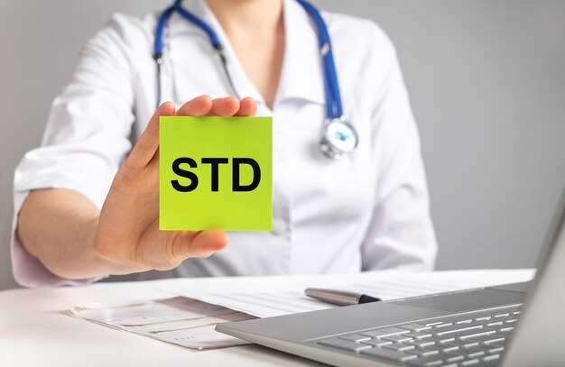 Abbreviazione della malattia medica STD nelle mani del medico