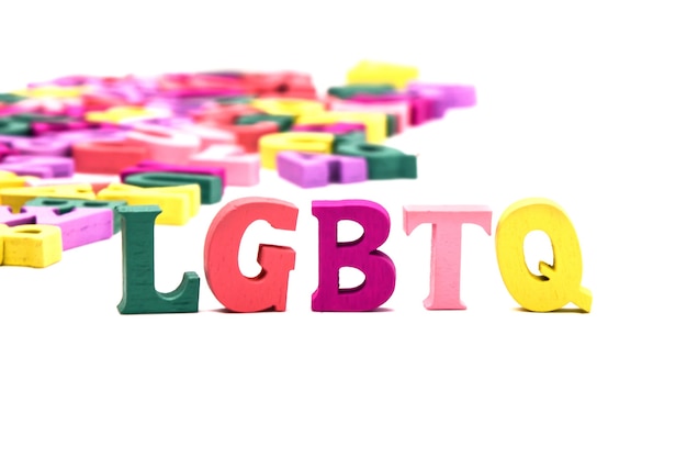 Abbreviazione LGBTQ lesbica, gay, bisessuale, transgender, queer con lettere di legno multicolore