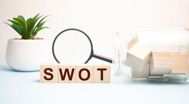 Abbreviazione SWOT su cubi di legno Concetto di analisi aziendale