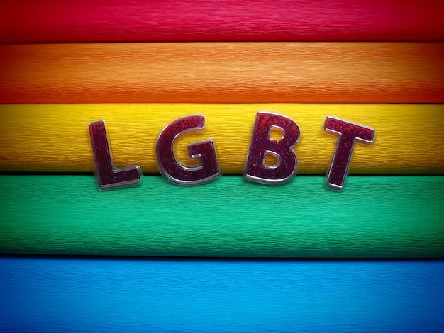 Abbreviazione testo della lettera LGBT Lettere viola LGBT sullo sfondo della bandiera arcobaleno Vignetta scura Una bandiera arcobaleno il simbolo della comunità LGBTQ Pride Flag