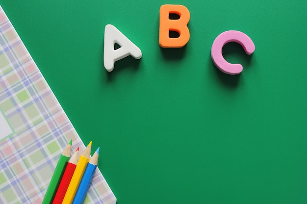 ABC: le prime lettere dell&#39;alfabeto inglese. quaderno scolastico e matite colorate