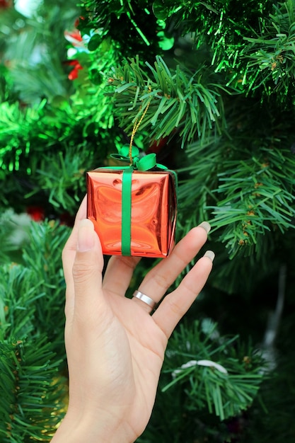 Abete di Natale con decorazione a mano, scatola regalo rosa antico.