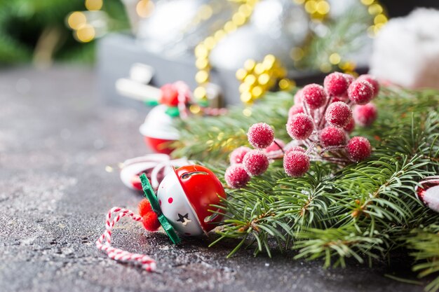 Abete di Natale con decorazione su sfondo scuro lucido