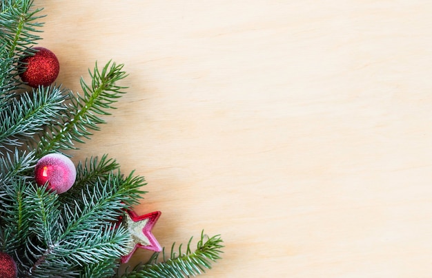 Abete di Natale con decorazione su una tavola di legno. Copia spazio