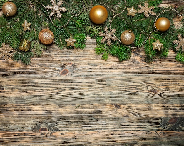 Abete di Natale con decorazione su una tavola di legno