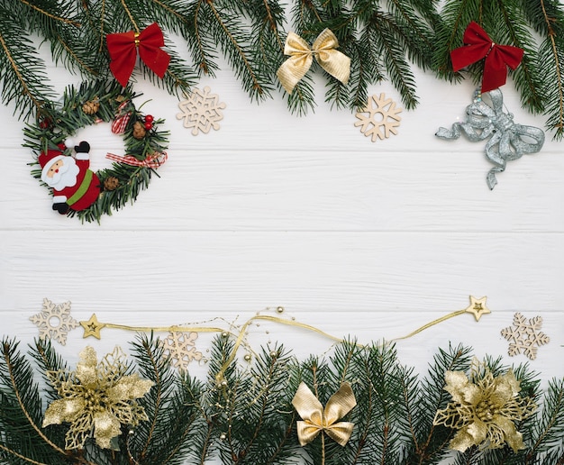 Abete di Natale con decorazioni e luccica su fondo in legno. Sfondo di Natale sullo scrittorio di legno bianco