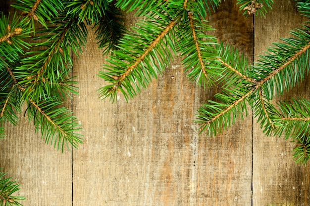 Abete di Natale sul bordo di legno rustico