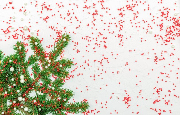Abete invernale con coni e decorazioni su sfondo biancoAlbero di Natale Concetto di vacanza invernaleSpazio piatto per la copia