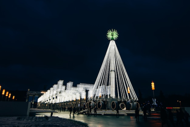 Abete natalizio artificiale illuminato all'ENEA con visitatori a Mosca