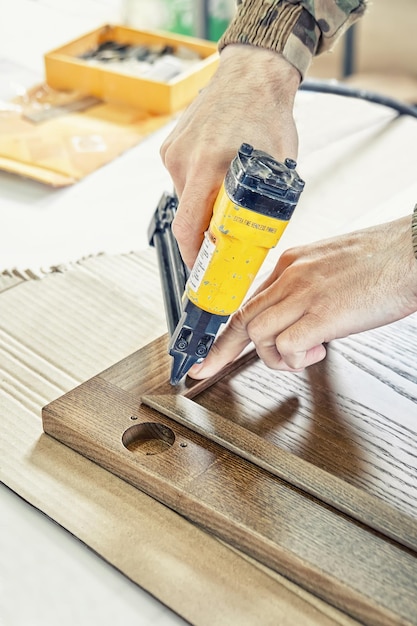 Abile falegname assembla il fermavetro di fissaggio della porta in legno