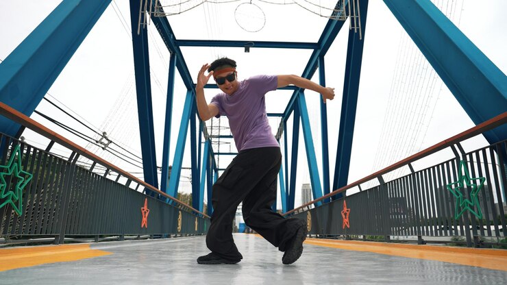 Foto abili hipster eseguono il passo del bboy e break dance al ponte sprightly