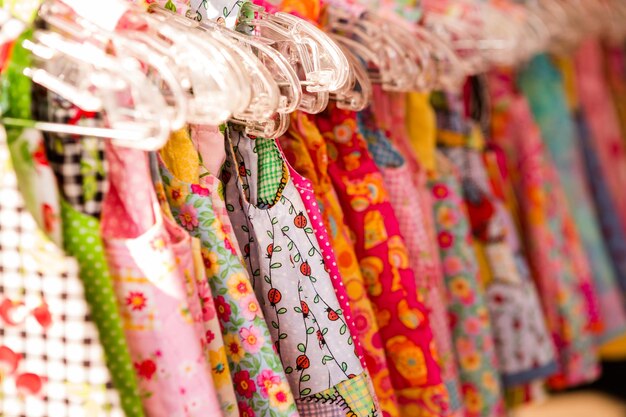 Abiti da ragazza fatti a mano in vendita presso il mercato degli agricoltori locali.