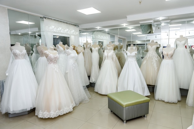 Abiti da sposa moda su appendiabiti e manichini in salone