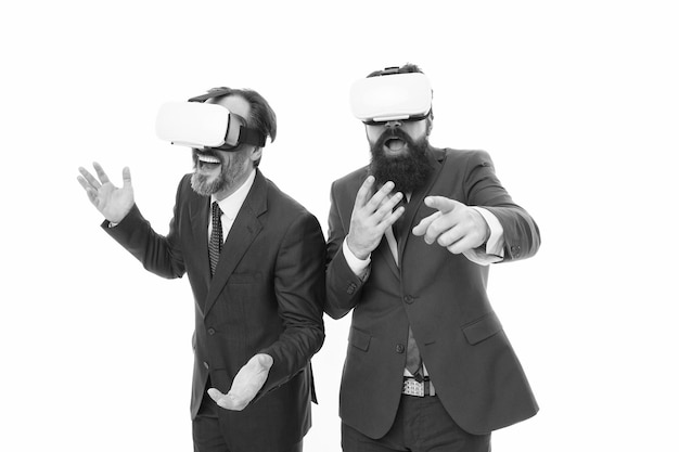 Abiti formali con barba da uomo Tecnologie digitali Innovazione aziendale Presentazione Vr Occhiali da uomo vr tecnologia moderna sfondo bianco Team di innovatori Business virtuale Concetto di business online