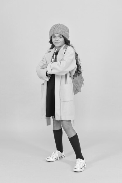 Abito autunnale Concetto di outfit moderno per adolescenti Abito per la vita scolastica quotidiana Sentirsi cool ed elegante Moda autunnale Bambina che indossa un cappello e un cappotto eleganti Scolara bambino di fantasia Estetica dei vestiti