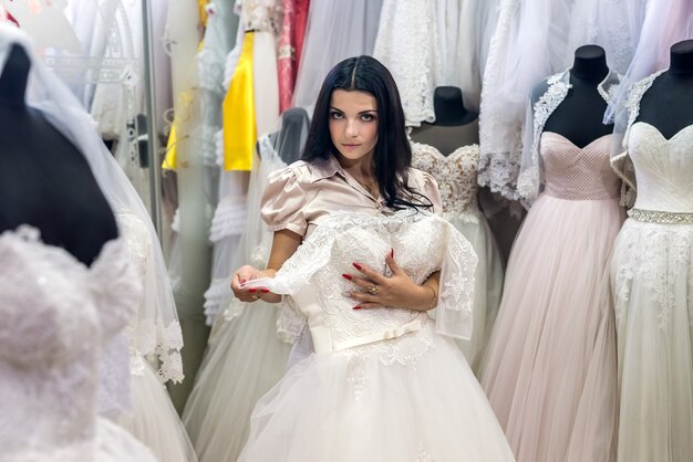 Abito da sposa adatto alla sposa felice in salone