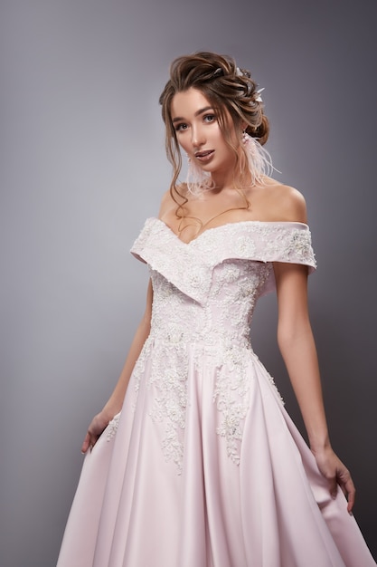 Abito da sposa di lusso su bruna