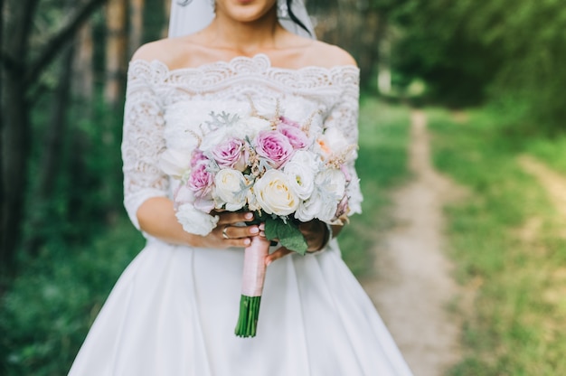 abito da sposa, fedi nuziali, bouquet da sposa