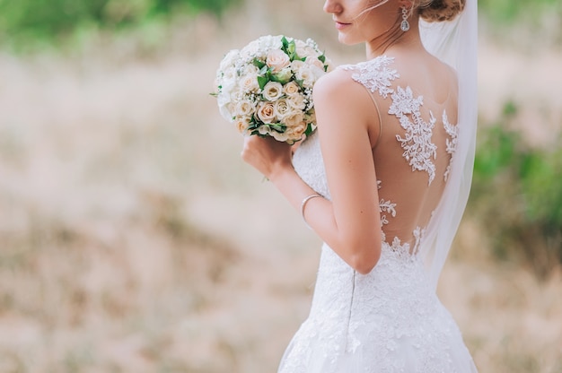 abito da sposa, fedi nuziali, bouquet da sposa