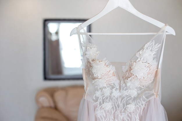 Abito da sposa in pizzo di lusso appeso in una stanza