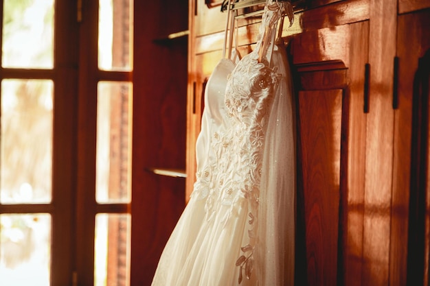 Abito da sposa sulla parete di legno