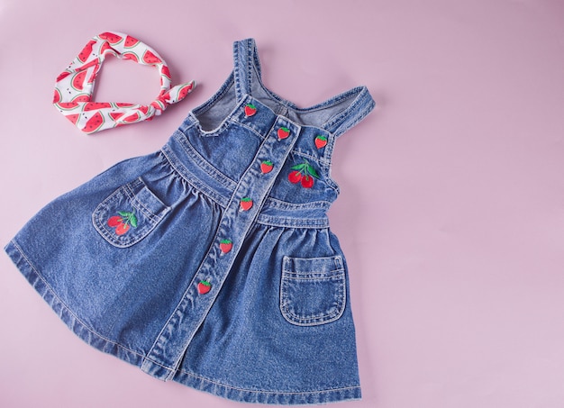 Abito in denim baby con bacche e fascia per accessori