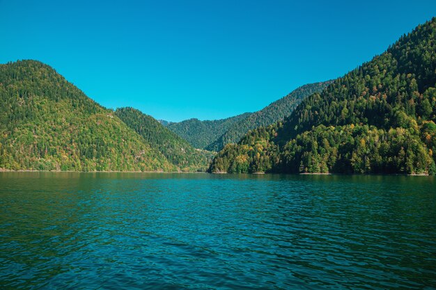 Abkhazia, il famoso lago Ritsa. Pittoresco, maestoso lago turchese chiaro.