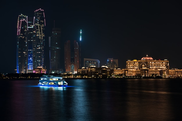 Abu Dhabi edifici skyline dal mare di notte