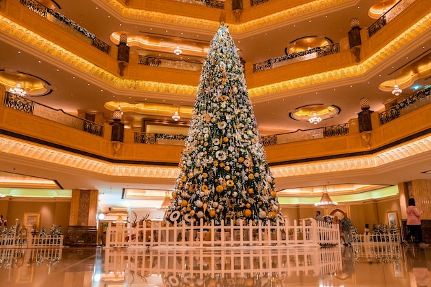 Abu-Dhabi, Emirati Arabi Uniti, 16 maggio 2020. Bellissimo soffitto dell'Emirates Palace ad Abu Dhabi con decorazioni per alberi di Natale.