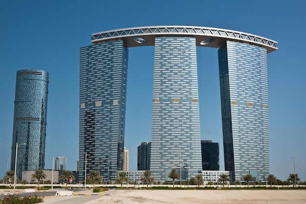 ABU DHABI, Emirati Arabi Uniti - 24 dicembre: strade di Abu Dhabi con i grattacieli di Gate Towers il 24 dicembre 2014. Emirati Arabi Uniti