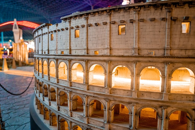 ABU DHABI, Emirati Arabi Uniti - 5 MAGGIO 2020: Centro di intrattenimento Ferrari World. Copia perfetta del modello del Colosseo a Roma.