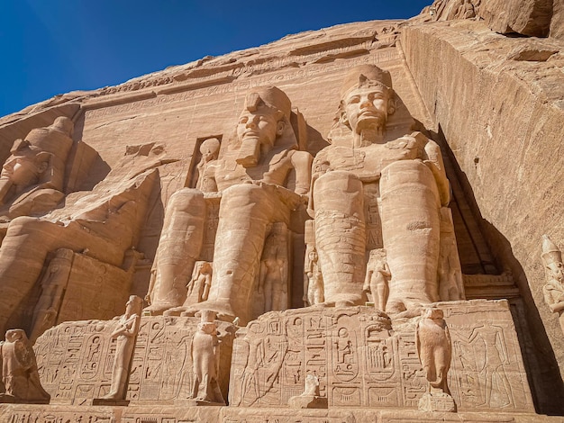 Abu Simbel una roccia in Nubia due antichi templi egizi al tempo di Ramses II