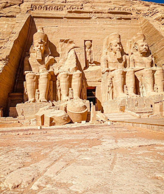 Abu Simbel, una roccia in Nubia, in cui furono scolpiti due antichi templi egizi durante il regno di Ramses II.