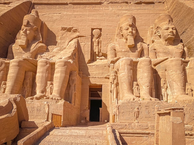 Abu Simbel, una roccia in Nubia, in cui furono scolpiti due antichi templi egizi durante il regno di Ramses II.