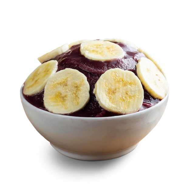 Acai Ciotola di gelato alla bacca di acai congelata brasiliana con fette di banana isolata su sfondo bianco