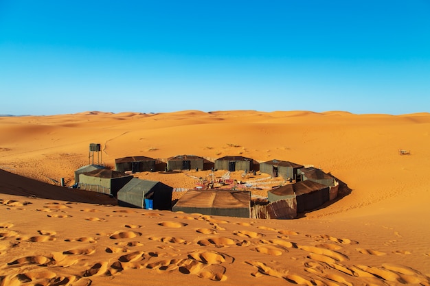 Accampamento nomade nel deserto del Sahara.