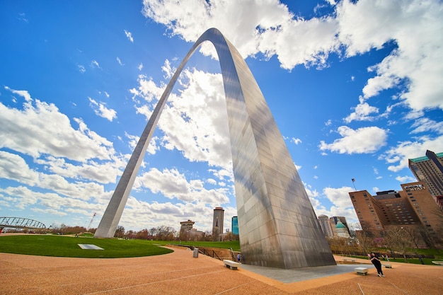 Accanto al Gateway Arch a St Louis con skyline e cielo vibrante